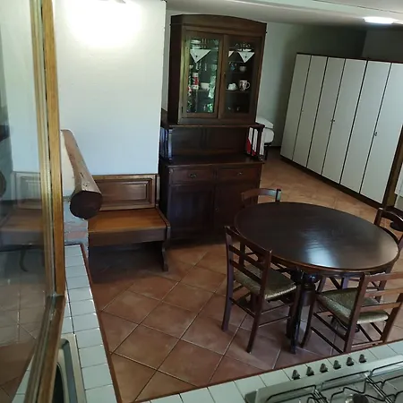 Parte Di Casa Con Giardino E Piscina 度假居