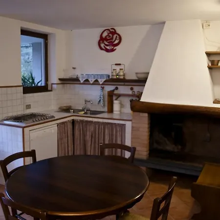 Parte Di Casa Con Giardino E Piscina 度假居 *