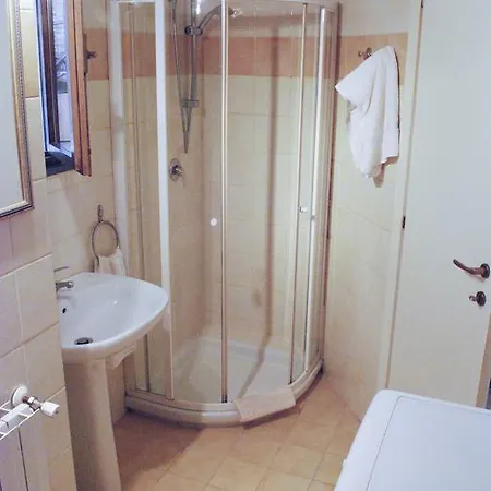 Parte Di Casa Con Giardino E Piscina Pietrasanta